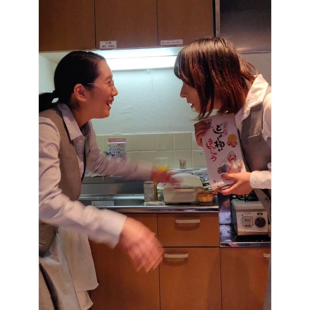 しじみのインスタグラム：「Barしじみで和田ちゃんと演劇した時の写真。今回は脚本にも挑戦して最高に楽しかった！ご来店頂いた皆様ほんとにほんとにありがとうございました😊！！！  次回はちょっと先になりそうですが… 人間として最高に面白くてずっと興味が尽きないとっても魅力的なあのお方にオファーしてます♡  お楽しみに〜」