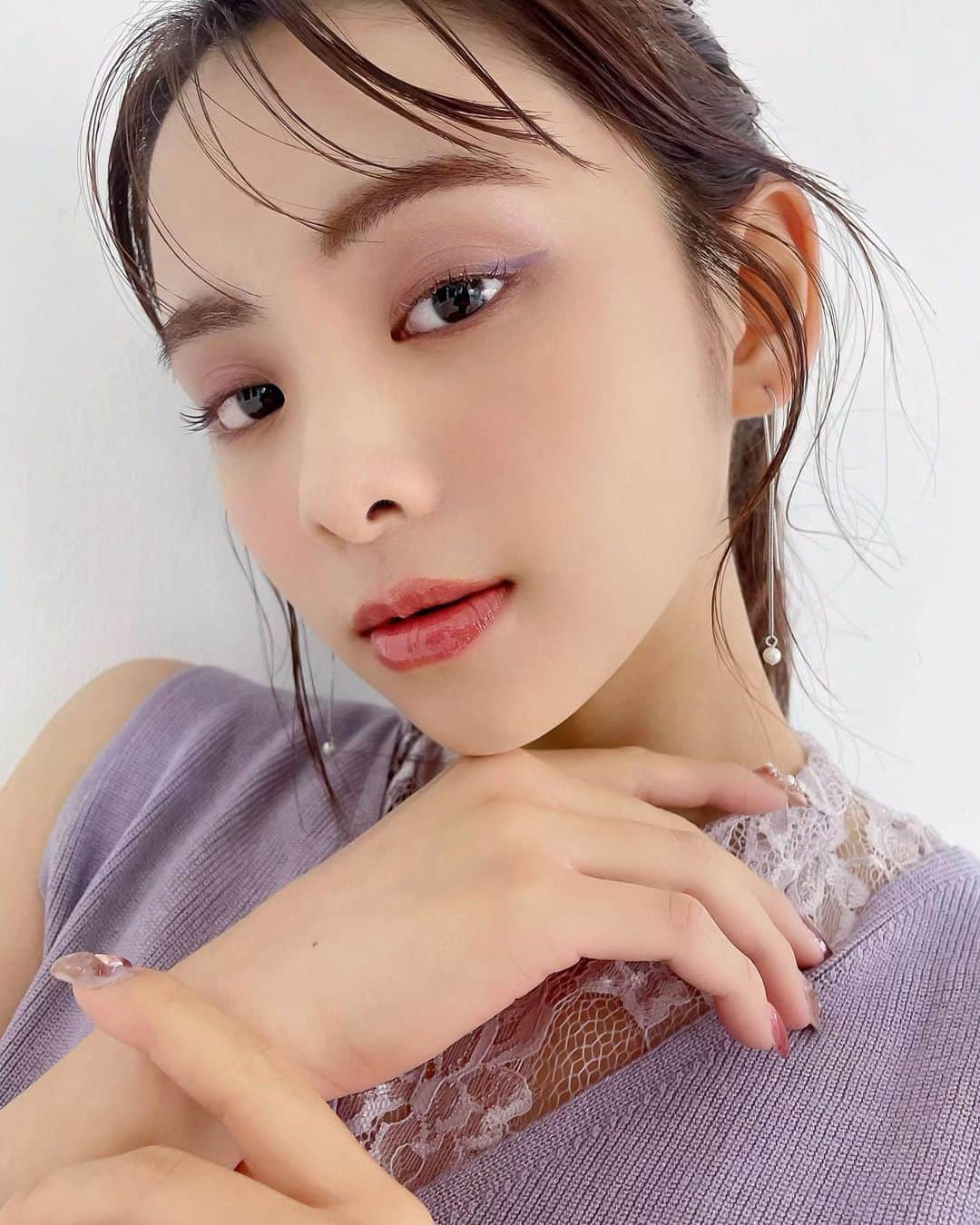谷口翠彩のインスタグラム：「以前載せた 【SHEER'S プレイフルライナー】 @sheers_cosmetic  が、27日に発売されました🌸💜  シアーズからnew colorのアイテム、 瞳を引き立てるニュアンスカラーのアイライナー。  使用したカラーは 01 レイニーモーヴ 赤みをひとさじ入れた、湿度を感じるニュアンスグレー アンニュイ でフェミニンにもカジュアルにもアクセントになるカラー💠  全体をモーヴトーンでまとめた春のsakura🌸make up💫  鮮やかで見たままの発色、 フェルトペンがとても描きやすく、細くも太くも描けるので 主役にも、ほんのりポイントにも使いやすいカラーライナーです🙆🏻‍♀️  ●ウォータープルーフで汗・水・皮脂にも強い ●染料不使用で肌に残らない ●速乾なのにするんとお湯オフできる ●目元ケア成分配合  .  . .  #メイクをもっとみんなのものに #シアーズ #プレイフルライナー #ELIZABETHCOSMETICS #アイライナー #抜け感メイク」