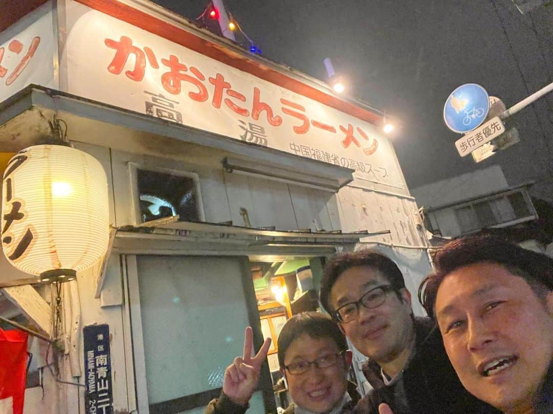 のインスタグラム：「西麻布の〆は… かおたんラーメン！  澄んだ醤油スープに 揚げ玉ねぎの甘味が たまらない😋  すぐ横にある 青山墓地の満開の桜トンネルを通って 帰路に着きました！  #かおたんラーメン #西麻布 #中国福建省の高級スープ  #澄んだ醤油スープ  #玉ねぎの甘味  #エントツ屋  #雨の西麻布 #母校近くで同窓会 #満開の桜トンネル  #ramen  #nishiazabu  #kaotanramen  #kaotan #aoyamagakuinuniversity」