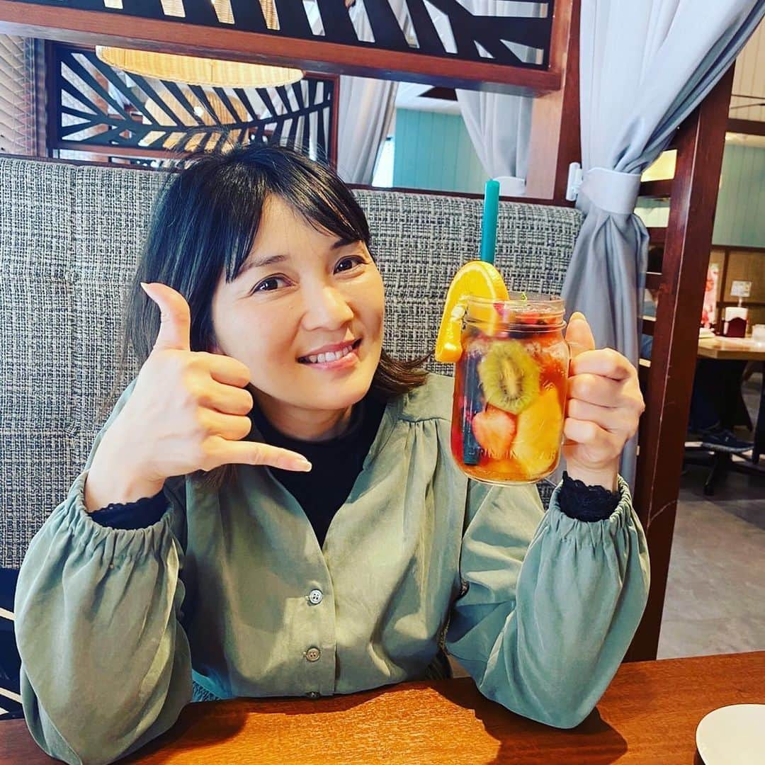 小池祥絵さんのインスタグラム写真 - (小池祥絵Instagram)「ロコモコ食べてパンケーキ食べてフルーツティーソーダ飲んで 🍇🍓🍋🍍🍹 気がついたら6時間経ってた🤣 #ラオハナ #ハワイアンダイニングカフェlaohana  #フルーツティーソーダ #別添えのハイビスカスシロップ売ってもらいたい #🌺」3月28日 22時51分 - koikesachiesan