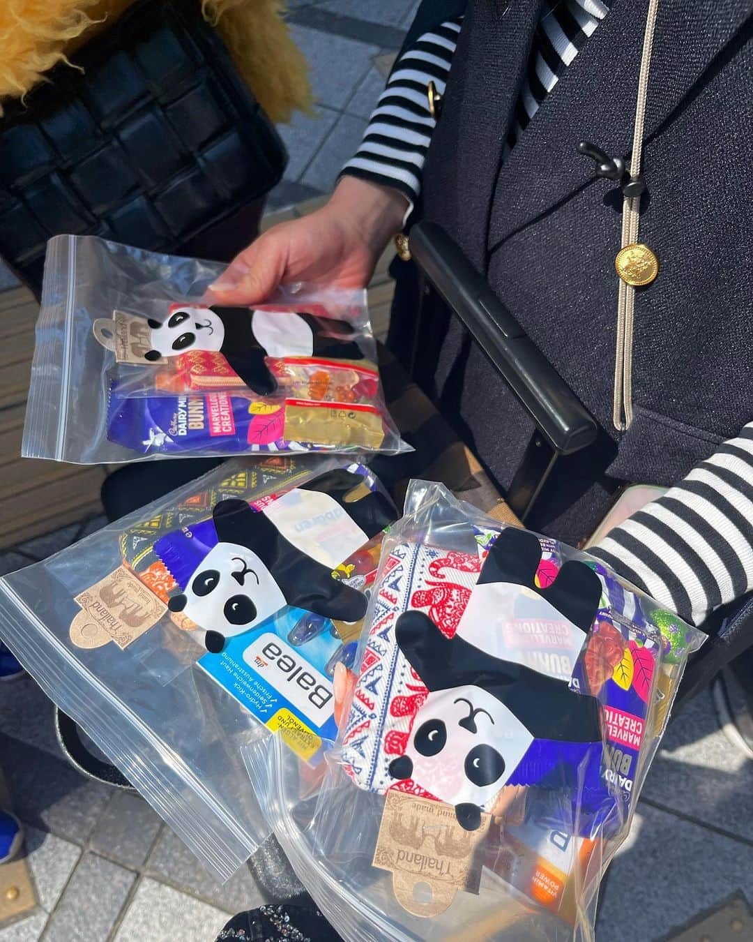 のインスタグラム：「昔からほんとに毎回お土産買ってきてくれる佳歩👘♨️パンダ袋の中に直近3カ国くらいのお土産混ぜてくれてて楽しかった🐼✈️あと無印のスーツケースがリモワよりも何よりも1番最強なこと教えてくれました、みんな仕事頑張っててすごい！さすが私の友達🎉」
