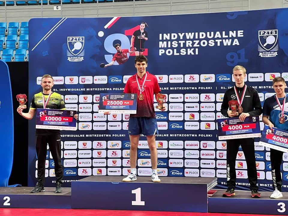 ヤクブ・ディヤスのインスタグラム：「Mistrzostwa Polski w Płocku były dla mnie niesamowitym przeżyciem 😍 Dwa złote medale to świetny wynik, a przede wszystkim nagroda za ciężką pracę na treningach 💪🔥  Jeszcze raz dziękuję moim najbliższym za ogromne wsparcie oraz wszystkim za gratulacje i miłe wiadomości ❤️  A to nie koniec!! Już w sobotę zagramy w Działdowie pierwszy mecz finału Pucharu Europy z Hennebont 🇫🇷. Do zobaczenia przy stole 😉  @donictabletennis @dekorglass @polski_ts  #donicfamily #createsuccess #dekorglass #działdowo #pzts #enea #polishchampionships #mistrzostwapolski #płock #polishchampion #single #double #happy #victory #WorkHardPlayHard」