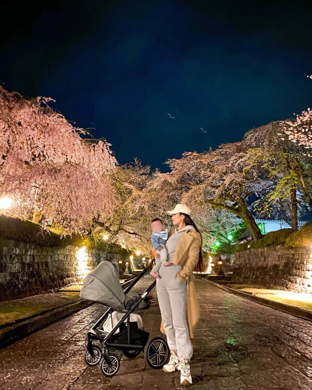 AYAMEさんのインスタグラム写真 - (AYAMEInstagram)「#cherrybrossom#springday#momlife#momblogger#babymama#sweetmoments#lovelyday#mybaby#familytime#mylove#stroller#stroll#fashionnova#nunamixx#nunamixxnext#花見#夜桜#夜桜ライトアップ#静岡夜桜」3月28日 23時00分 - l.ayame