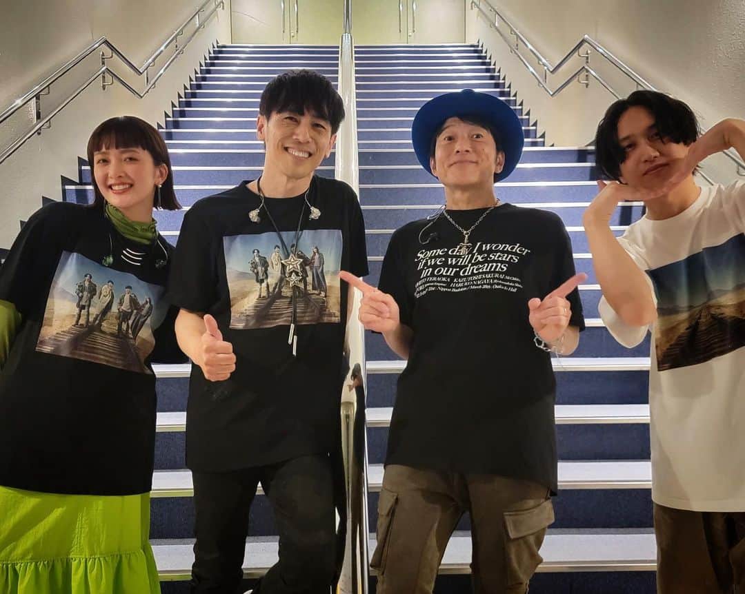寺岡呼人のインスタグラム：「ゴールデンサークル千秋楽、終了。 びっくりするぐらいの盛り上がり！ 来てくれた皆さん、本当にありがとうございました。 ⁡ マカロニえんぴつのはっとりくん、緑黄色社会の長屋さん、新しい風をありがとう。 ⁡ そして、桜井。 俺たち出会って、いつの間にか30年も経ったんだね。 ⁡ こうして、まだ音楽を続けられて、一緒に音を出せて、誰かをか幸せにできて、同じステージにも立てて、、 言葉にならないね。 ⁡ 本当に本当にありがとう！ ⁡ ライブって終わった瞬間に過去になって、また次に向かわないといけない、その繰り返し。 ⁡ でも、だからこそまた次の景色を探しに出かけたいと思います。 ⁡ 皆さん、ありがとうございました！」