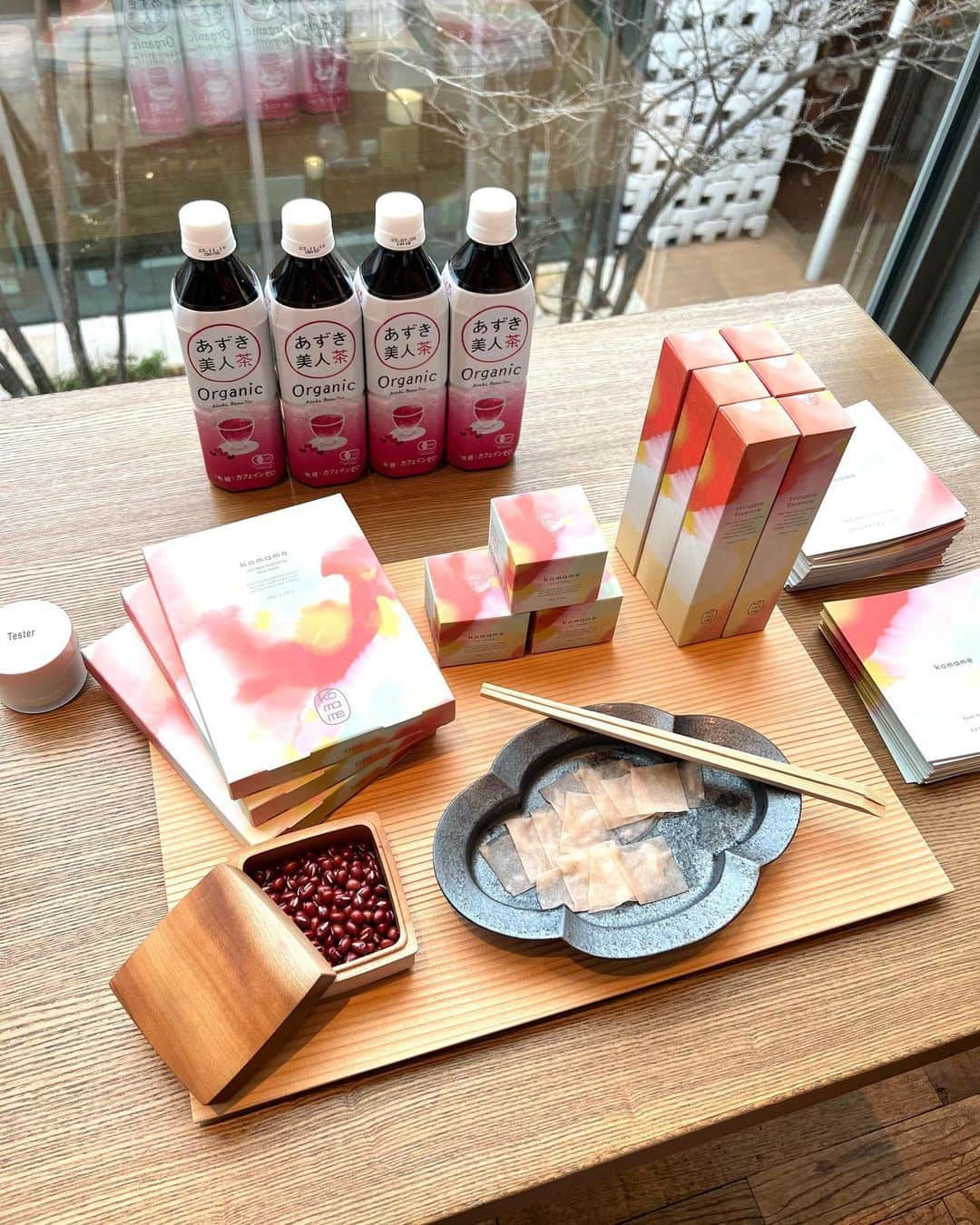 eiko kagamiさんのインスタグラム写真 - (eiko kagamiInstagram)「昨年オープンした “後世に残したい”日本の作り手さんによるこだわりの物が集まったセレクトオンラインショップ「手と手」 @tetote_tangible のイベントへおじゃましました😍  「発酵」「免疫」「デトックス」など美容・健康につながる キーワードを持つ有機食品をそれぞれご紹介して頂き、 興味と興奮が止まらず🥹🙏  ☑︎ひしお麹セットはキットに必要な瓶や材料が全て 含まれていて、1週間で（動画左の瓶⇨右へと完成！） 最高に美味しい麹が作れちゃう♡  ☑︎プロテインはカフェ好きにはたまらないラテの美味しさで、 成分も飲みやすさもビックリ！！抹茶は温活、ほうじ茶は ダイエットにも🙆🏽‍♀️❤️‍🔥  ☑︎あずき美人茶はお店でも買った事もあったので 知っていたんだけど、コスメもありました😍!! パックとオイルクリームを お試しさせて頂いたら潤いツヤツヤになったよ✨  どちらも  @tetote_tangible で購入できます♡  大切な家族も自分の身体も大切にしていきたい。 そんな気持ちを応援してくれるセレクトショップ🫶  是非チェックしてみてください♡  あいこちゃんいつもありがとうー🙏✨ @aiko.emotionalsky2020  . . . . . . #手と手おもてなし#手と手タンジブル#TETOTETANGIBLE #komame#ひしお麹#プロテイン#eume #温活#発酵#デトックス」3月28日 22時58分 - eikooo7
