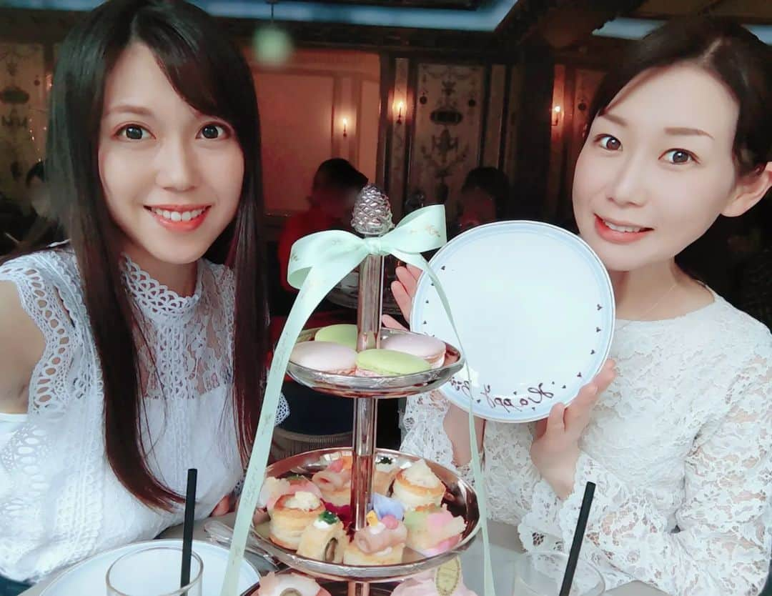 瀬戸マドカさんのインスタグラム写真 - (瀬戸マドカInstagram)「🍰🍨♥一段目と二段目🍰🍨♥ · マリーアントワネットなcafe☕ 🧸🍓甘ぁ〜いデザートと甘い世界☕ · 親愛なおちゃんのHappy Birthdayでした(•ө•)♡@naoko._.ishii ❤ 一緒に歳を重ねられる事、美味しいお茶とおしゃべりの時間がすごく貴重で幸せです⊹ฺ(⁠ ⁠ꈍ⁠ᴗ⁠ꈍ⁠)ありがとう。 · · 📷一段目マカロン🍨二段目生ハムとかスモークサーモン、クリームチーズのクロワッサンみたいなしょっぱい味シリーズ · #マカロン から１番最初にいただきました✧⁠◝⁠(⁠⁰⁠▿⁠⁰⁠)⁠◜⁠✧ · · · #病院 後#甘やかしスイーツ #カフェ巡り #親友 #誕生日 #洋服合わせてないのに #レーストップス #以心伝心 #ヌン活 #アフタヌーンティー #可愛いカフェ #銀座カフェ #ラデュレ #銀座カフェ巡り #ラデュレ銀座 #afternoon #afternoontea」3月28日 23時05分 - madokaseto