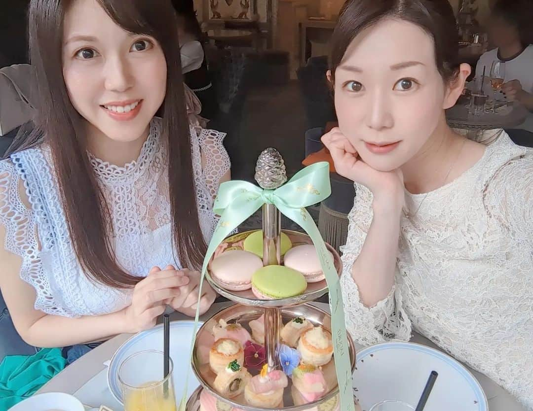 瀬戸マドカさんのインスタグラム写真 - (瀬戸マドカInstagram)「🍰🍨♥一段目と二段目🍰🍨♥ · マリーアントワネットなcafe☕ 🧸🍓甘ぁ〜いデザートと甘い世界☕ · 親愛なおちゃんのHappy Birthdayでした(•ө•)♡@naoko._.ishii ❤ 一緒に歳を重ねられる事、美味しいお茶とおしゃべりの時間がすごく貴重で幸せです⊹ฺ(⁠ ⁠ꈍ⁠ᴗ⁠ꈍ⁠)ありがとう。 · · 📷一段目マカロン🍨二段目生ハムとかスモークサーモン、クリームチーズのクロワッサンみたいなしょっぱい味シリーズ · #マカロン から１番最初にいただきました✧⁠◝⁠(⁠⁰⁠▿⁠⁰⁠)⁠◜⁠✧ · · · #病院 後#甘やかしスイーツ #カフェ巡り #親友 #誕生日 #洋服合わせてないのに #レーストップス #以心伝心 #ヌン活 #アフタヌーンティー #可愛いカフェ #銀座カフェ #ラデュレ #銀座カフェ巡り #ラデュレ銀座 #afternoon #afternoontea」3月28日 23時05分 - madokaseto