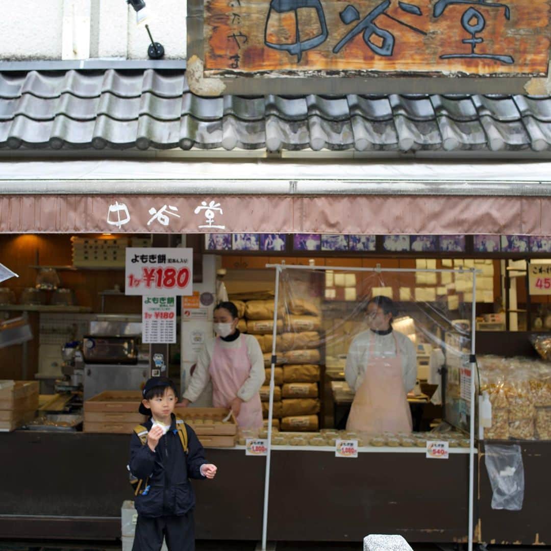 中川珠里さんのインスタグラム写真 - (中川珠里Instagram)「. 奈良の思い出。  フォロワー様おすすめ断トツ1位だった中谷堂。 朝イチオープンに行ったら、餅ついてなかった🤣  大好きな柿の葉寿司は京都駅でいつも必ず買ってた。 奈良の名産だったの知らなかった👀  せんと君も見れた。  シカのおじぎ、中々上手でした👦🏽  POPUP会場の @vintagegarden0510 は桜満開でした。 お店の方だけでなく顧客様みなさん 優しい方ばかりでびっくり💕 イベントもよく開催されるようでまた遊びにいきますっっ  POPUP前日に🧄と知らずに行った彩華。 いや、美味しかった❤️‍🔥  今回一緒に同行してくれた 生駒ファミリーと記念写真パチリ🫶🏽  とても素敵な時間でした。 ありがとうございました😌😌😌」3月28日 23時07分 - juri1104