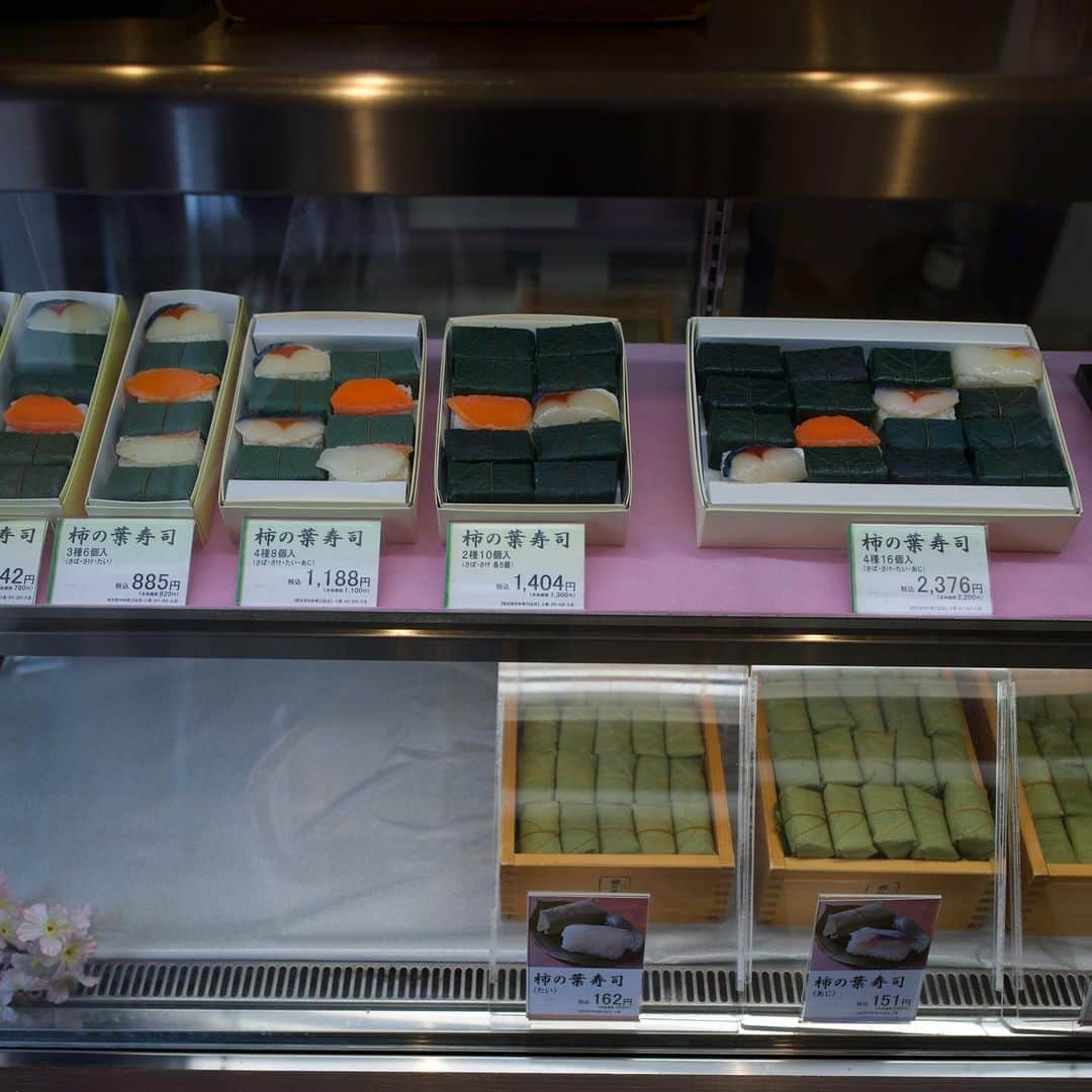 中川珠里さんのインスタグラム写真 - (中川珠里Instagram)「. 奈良の思い出。  フォロワー様おすすめ断トツ1位だった中谷堂。 朝イチオープンに行ったら、餅ついてなかった🤣  大好きな柿の葉寿司は京都駅でいつも必ず買ってた。 奈良の名産だったの知らなかった👀  せんと君も見れた。  シカのおじぎ、中々上手でした👦🏽  POPUP会場の @vintagegarden0510 は桜満開でした。 お店の方だけでなく顧客様みなさん 優しい方ばかりでびっくり💕 イベントもよく開催されるようでまた遊びにいきますっっ  POPUP前日に🧄と知らずに行った彩華。 いや、美味しかった❤️‍🔥  今回一緒に同行してくれた 生駒ファミリーと記念写真パチリ🫶🏽  とても素敵な時間でした。 ありがとうございました😌😌😌」3月28日 23時07分 - juri1104