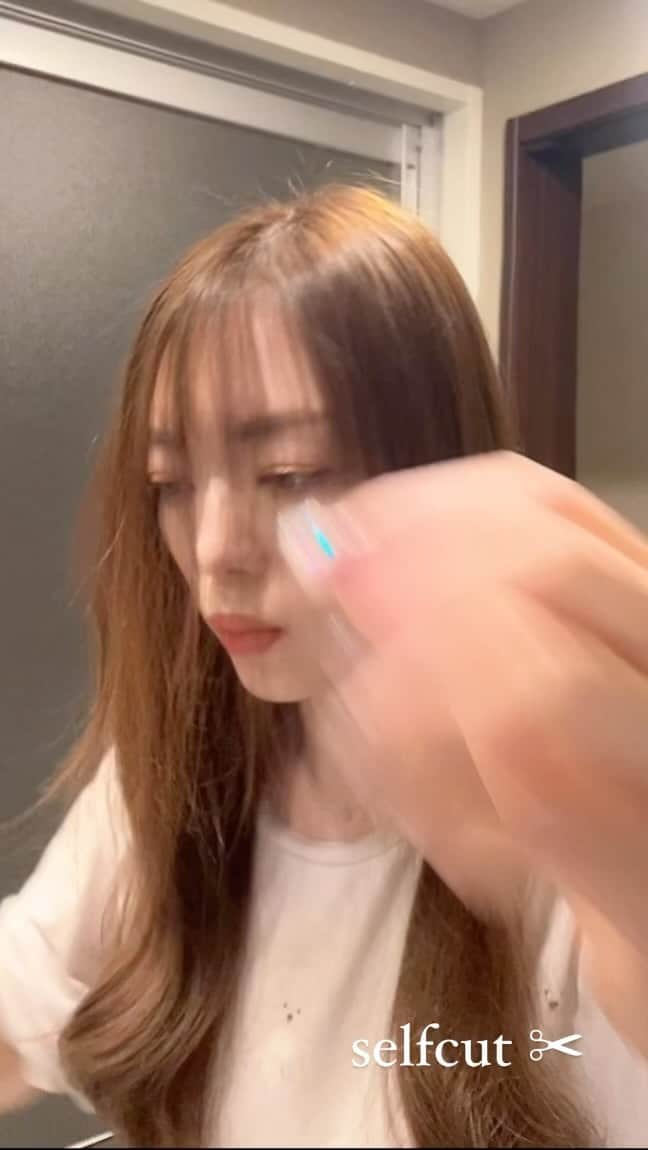 今村仁美のインスタグラム：「思い立ったら、いてもたってもたまらないので 自分で前髪作りました🌿  前髪ありも皆すき？🐣 一年以上伸ばした前髪とお別れなので、 せっかくだからリールに残しておく💁‍♀️ #selfcutchallenge  #selfcut #newhair #spring」