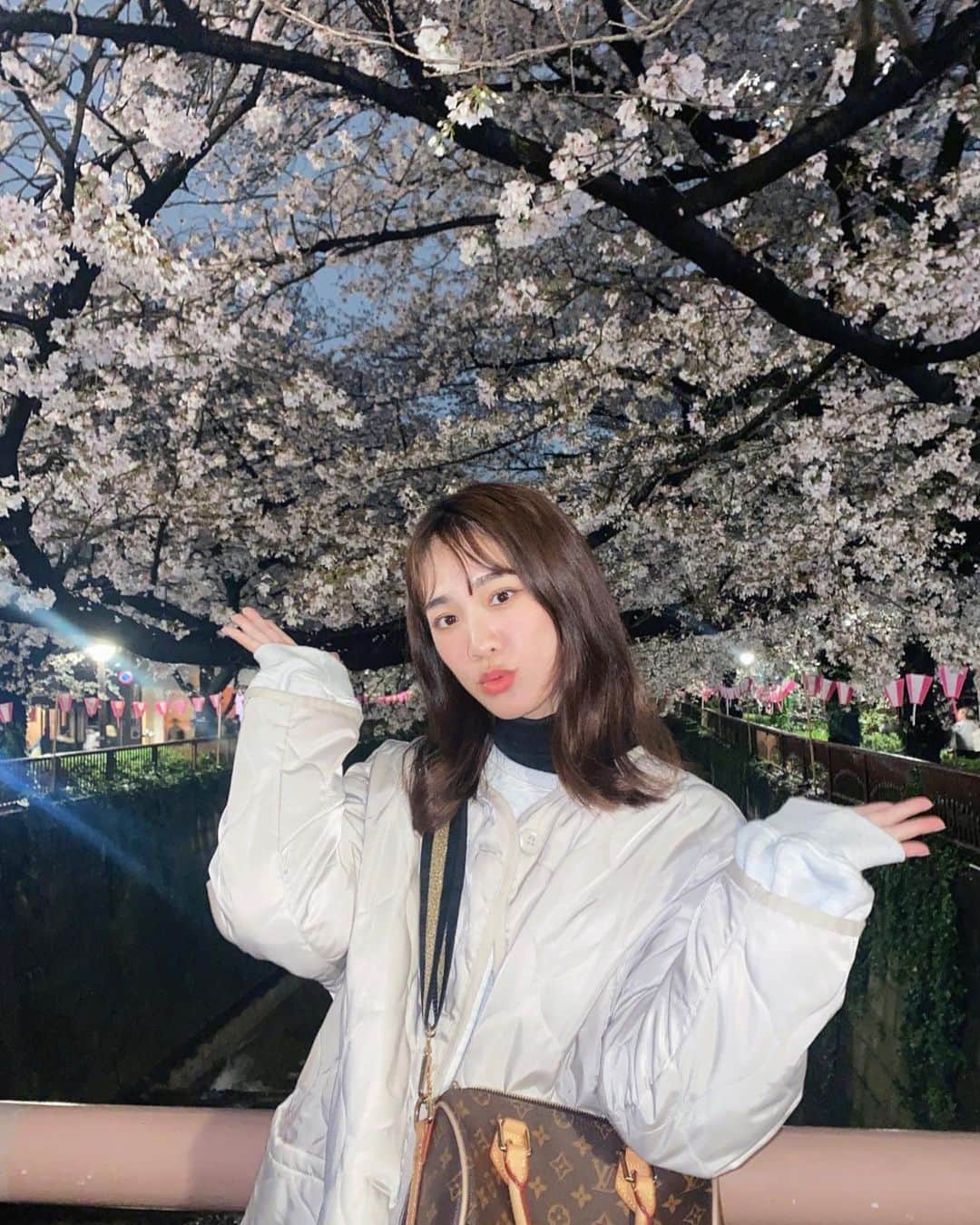 藤森マリナのインスタグラム：「中目黒桜まつり🌸 📍Nakameguro, Tokyo * ゆっくりごはん食べすぎて ライトアップ間に合わなかった😂 けど綺麗だった🌸💗 横浜・東京滞在中ずっと 天気がどんよりだったのが とても悔しい晴れ女🥺 * * PS. だいたい手をパーにしてる理由は 桜を体現中🌸👐🏻 * * * #中目黒#中目黒ディナー#中目黒桜#目黒川の桜#目黒川桜まつり#さくら#桜まつり#nakameguro#リバーサイドやおや#やおや#目黒グルメ#まりなはんの旅メモ#sakura#tokyotrip#yokohamatrip#raiseginza#zeus#roppongizeus」