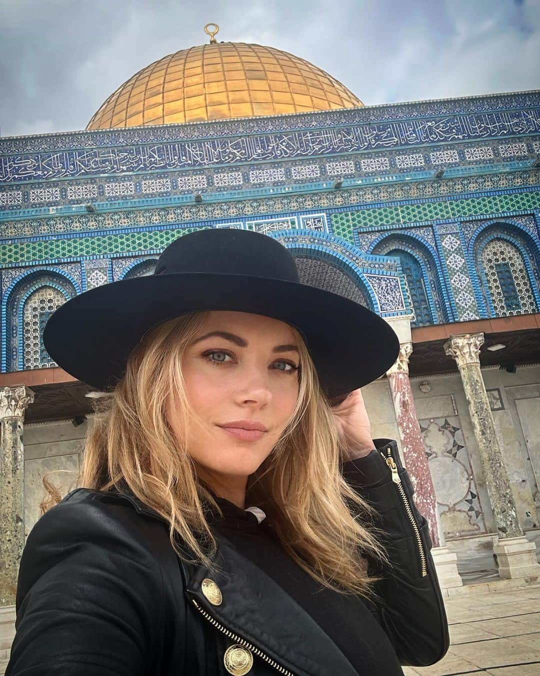 キャサリン・ウィニックのインスタグラム：「Blown away by the magnetic spirituality of this beautiful country. Thank you for your hospitality and mutual love for All of humanity. 🤍」