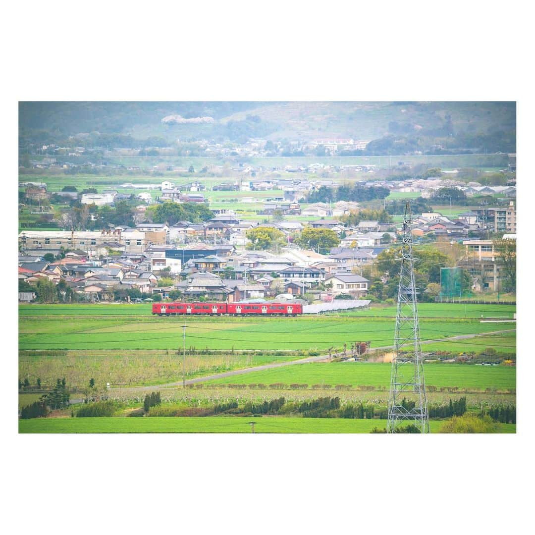 yamatoのインスタグラム：「うきはの街を走る赤い電車。  かわいくてついつい撮ってしまうな〜」