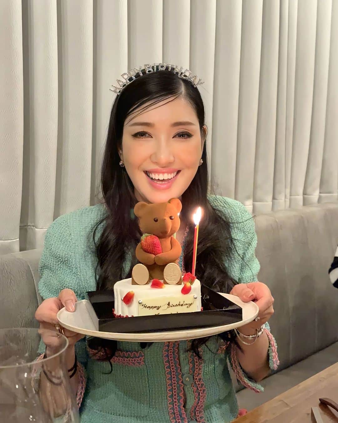 Crystal Kayのインスタグラム：「大好きな @ahnmikaofficial お姉ちゃんの誕生日をみんなでお祝い🤗もう何年もお誕生日や色んなハッピーモーメントを一緒に過ごさせてもらってるけど、昨日も負けないマンデーでもいってたけど、憧れの人は誰ですかの質問にたいする答えは、ミカさん😌👍愛にあふれて、優しく、人を思いやるきもちもあり、でも自分もしっかり持っている。みんなの太陽みたいな存在。スタライでは「人間界のトップ」って言っちゃったけどｗっｗみんな言いたいことはわかるでしょ😂😂❤️私もミカオンニみたいに歳を重ねたい🥺お誕生日おめでとう‼️HLLSPD💟💟💟💟💟HAPPY BIRTHDAY 🎈 WE LOVE YOU💙  このショット可愛すぎ。」