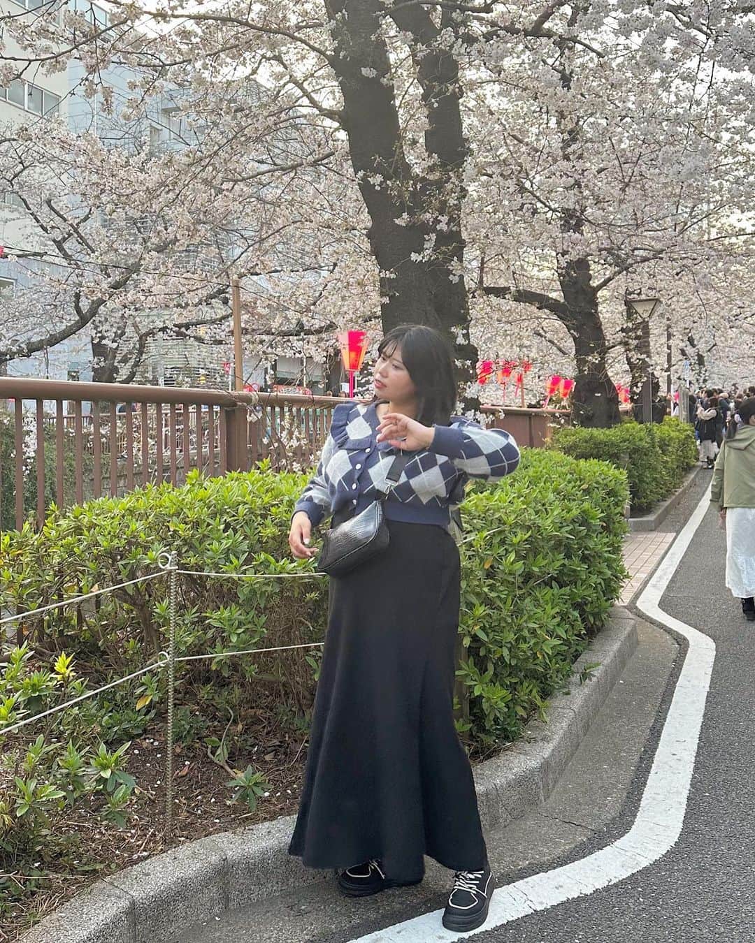 りせともよさんのインスタグラム写真 - (りせともよInstagram)「中目黒の桜今年も見れて嬉しい～！🌸  上のニットは韓国で買ったやつでスカートはSHEINだよ🥳🫶」3月28日 23時21分 - risetomoyo__channel