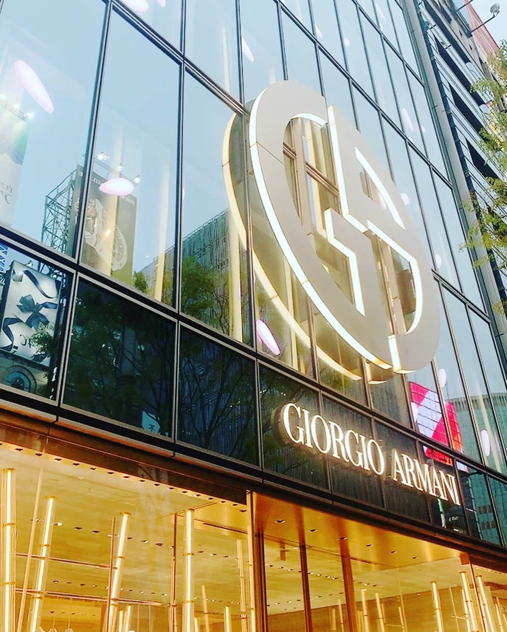 甲斐まり恵のインスタグラム：「GIORGIO ARMANI #ジョルジオアルマーニ  #2023春夏コレクション   ステージングが素敵過ぎて✨✨  一流ブランドの新作ファッションショーは初めての体験でとても刺激的で最高だった✨  12cm程のハイヒールでのモデルさんの力強いウォーキングにも感動✨  素晴らしい時間をありがとうございました✨  #新作コレクション #ファッションショー」