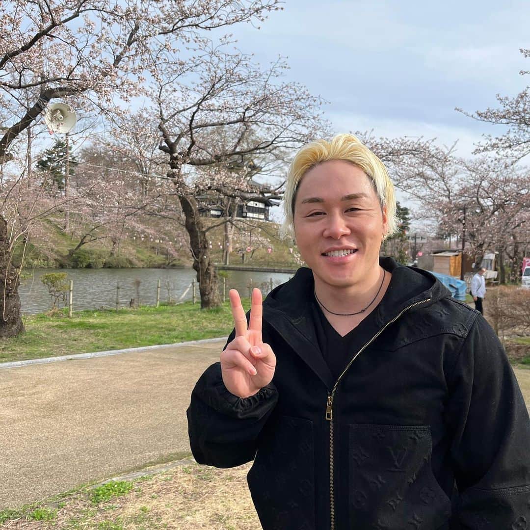 山澤礼明さんのインスタグラム写真 - (山澤礼明Instagram)「新潟の桜はこれから満開に🌸  顔まん丸だけど4月1日からやっと減量だからあと3ヶ月もしたらきっとイケメンになってるでしょう。  ぽっぽ焼き買えて大満足。  #山澤礼明#筋トレ#筋肉#ジム#フィットネス」3月28日 23時32分 - rey.yamasawa