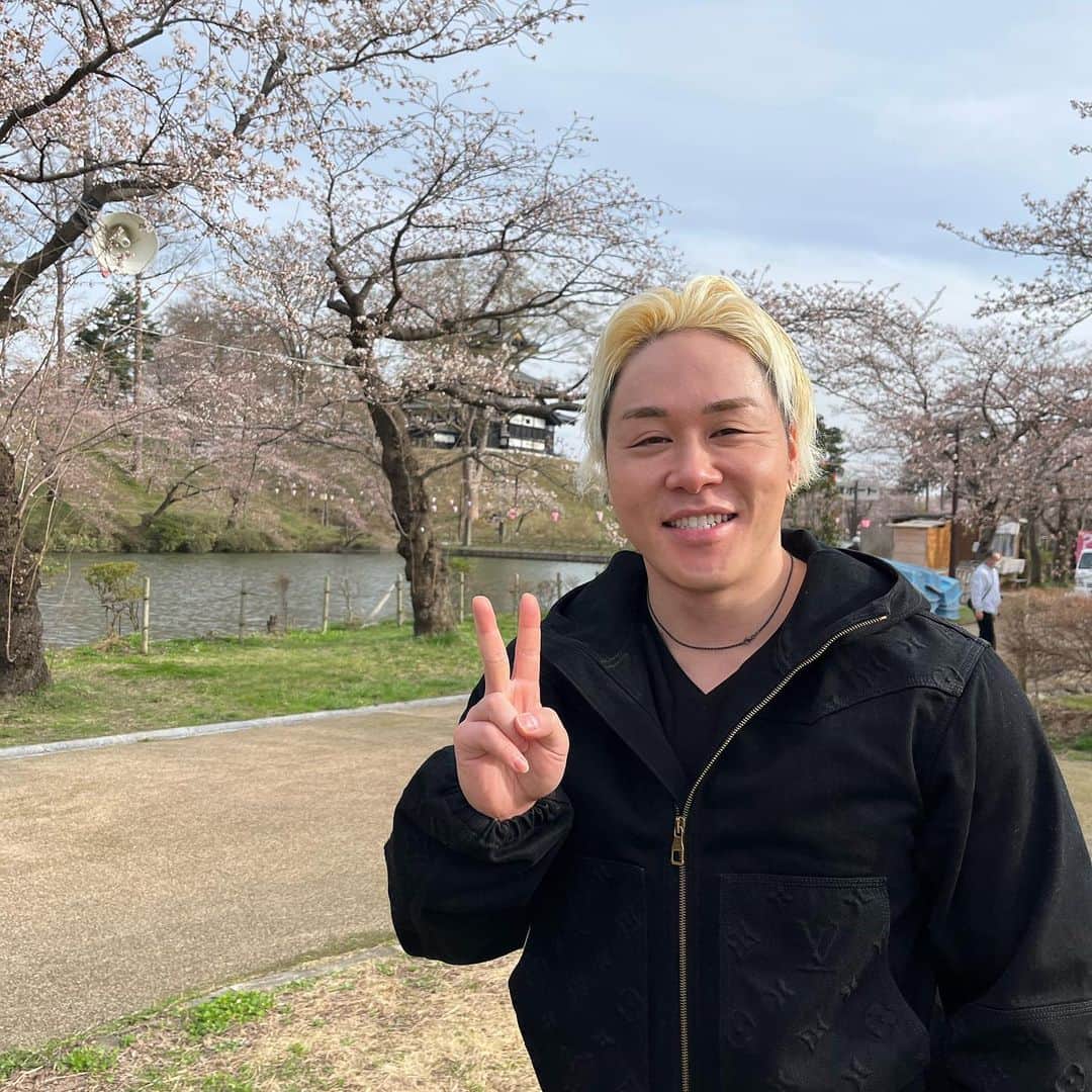 山澤礼明のインスタグラム：「新潟の桜はこれから満開に🌸  顔まん丸だけど4月1日からやっと減量だからあと3ヶ月もしたらきっとイケメンになってるでしょう。  ぽっぽ焼き買えて大満足。  #山澤礼明#筋トレ#筋肉#ジム#フィットネス」
