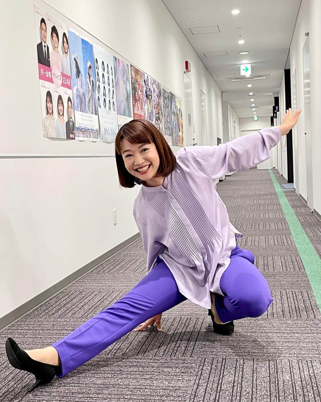 有田優理香のインスタグラム：「⚽️  「三笘の1mm」ならぬ 「レジーナ木稲の1mm」はすごかった🥹✨  足に当たったボールが逆回転して ラインギリギリで戻ってくるシーン、初めて見た…！  そしてその後の同点ゴール！⚽️ 諦めなければ何かが起きる。 そんな執念を感じるガッツあふれる プレーを見せてもらいました💪  そんな感じで元気をもらった月曜日。 週の頭は気合を入れるために紫コーデ💜 部長に真面目な顔で「なすびー🍆」って 呼ばれて逆にこっちがびっくりしたよ🤣  #サンフレッチェ広島レジーナ #広島テレビ #テレビ派 #アナウンサー #アナウンサーコーデ #紫コーデ #ワントーンコーデ」