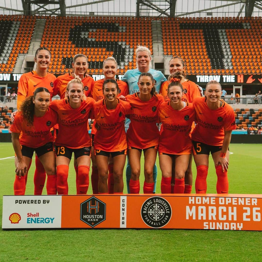 ソフィー・シュミットのインスタグラム：「‘Tis the season. 💃🏼⚽️🧡 Excited about this group and what lies ahead! #HoldItDown」