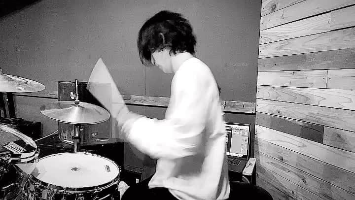 黒川亮介のインスタグラム：「BRELAND-Throw it Back  #drum  #zildjian  #evans  #canopus」