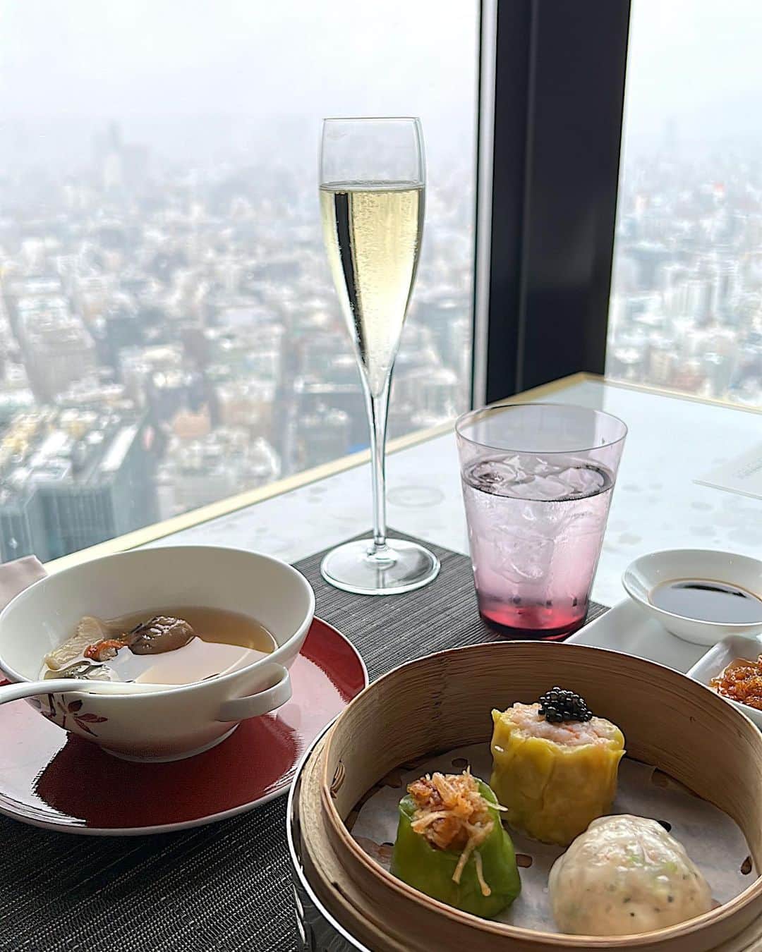 堀井亜生さんのインスタグラム写真 - (堀井亜生Instagram)「たまの贅沢。 飲茶ランチです！  息子がサッカー合宿でいない間に、お楽しみ🍾  あんなに食べたのに、夜中にお腹が空いて、結局食べちゃって🐷」3月28日 23時40分 - aoi_horii