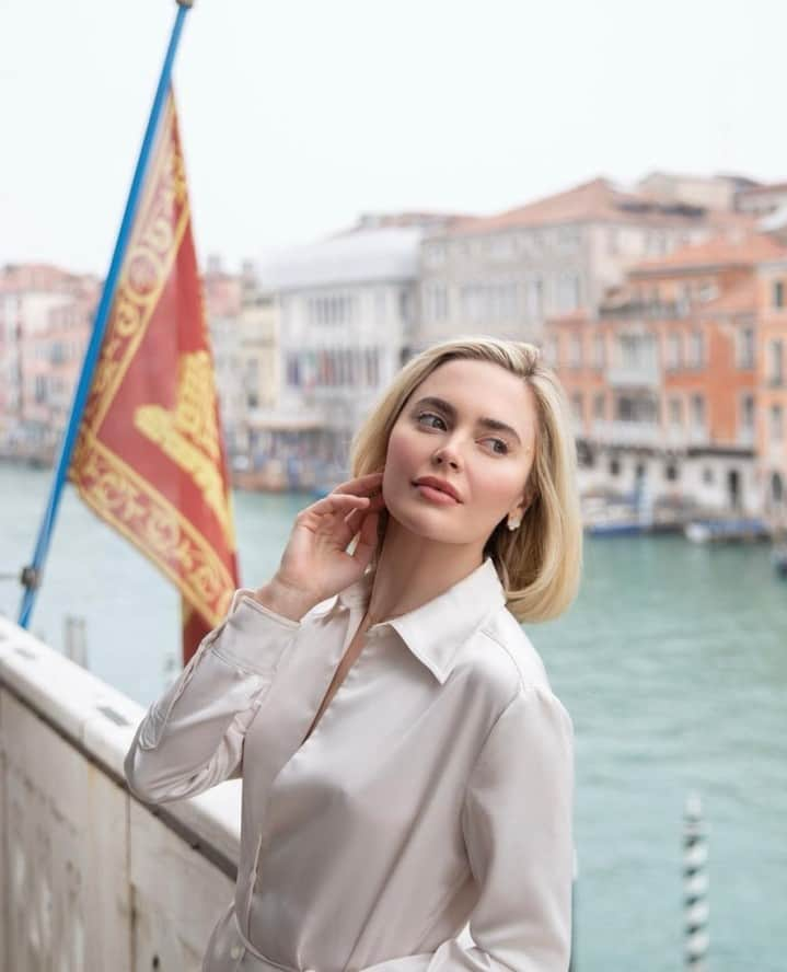 ホルストンのインスタグラム：「Pure bliss in Venice. ⁠ ⁠ @selabaymiles the Charlotte Shirt Dress looks stunning on you. Shop vacation styles on halston.com⁠ ⁠ #spring #springfashion #travel」