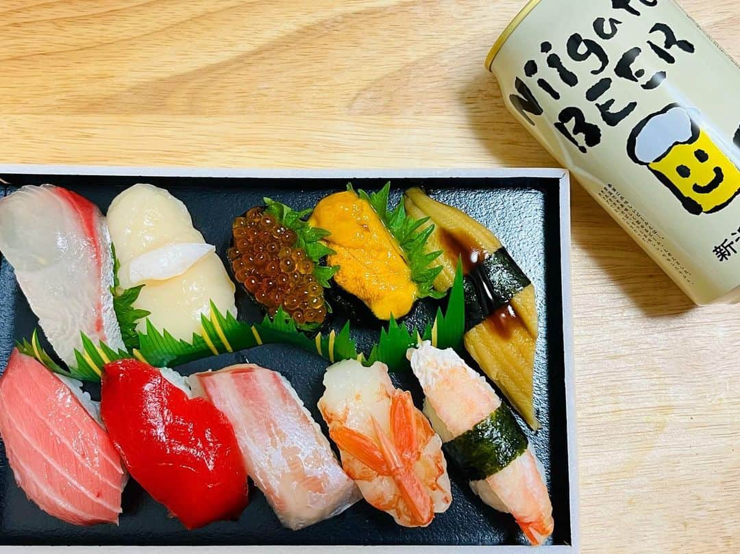 永岡怜子さんのインスタグラム写真 - (永岡怜子Instagram)「おうちでもお寿司🍣  宅配でもお寿司欲が満たせる良い時代ですね。。。 選択肢もたくさん。。。  日々、脳めがけて飛び込んでくる情報が多くて多くて 時代に迎合できない昭和生まれの私は とても疲れてしまいますが、 その分、娯楽に事欠かず 便利に生きる事ができていると感じます。  時代の波を上手に乗りこなして 必要な情報を取捨選択していきたいものですね。  今年の目標は 「お鮨を食べているだけで生活できるようになる」 なので とりあえずSNSの更新をがんばってみようと思います。 し、4月から、4月から。。。笑  .   ファンクラブ会員様限定で 定期的に晩酌配信をしています。 気になる方はぜひ乾杯しにいらしてくださいね🍻  詳しくはプロフィールのリンクから👌🏻  ファンクラブの売上で私はお寿司を食べる事ができ お酒が飲めてゲームができ ほどほどに若さと美しさをキープできております いつもありがとうございます✨✨  .  #酒乱のグルメ #たのしい隠居生活  #おうちごはん #おうちじかん #おうち寿司 #ひきこもり #晩酌 #晩酌女子 #新潟麦酒 #niigatabeer #ジャケ買いビール #宅配寿司 #ubereats #美食 #美食推薦 #美食日記 #japanesefood #japanesefoodlover #sushi #🍣」3月28日 23時57分 - nagaoka_reiko