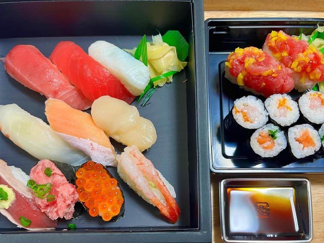 永岡怜子さんのインスタグラム写真 - (永岡怜子Instagram)「おうちでもお寿司🍣  宅配でもお寿司欲が満たせる良い時代ですね。。。 選択肢もたくさん。。。  日々、脳めがけて飛び込んでくる情報が多くて多くて 時代に迎合できない昭和生まれの私は とても疲れてしまいますが、 その分、娯楽に事欠かず 便利に生きる事ができていると感じます。  時代の波を上手に乗りこなして 必要な情報を取捨選択していきたいものですね。  今年の目標は 「お鮨を食べているだけで生活できるようになる」 なので とりあえずSNSの更新をがんばってみようと思います。 し、4月から、4月から。。。笑  .   ファンクラブ会員様限定で 定期的に晩酌配信をしています。 気になる方はぜひ乾杯しにいらしてくださいね🍻  詳しくはプロフィールのリンクから👌🏻  ファンクラブの売上で私はお寿司を食べる事ができ お酒が飲めてゲームができ ほどほどに若さと美しさをキープできております いつもありがとうございます✨✨  .  #酒乱のグルメ #たのしい隠居生活  #おうちごはん #おうちじかん #おうち寿司 #ひきこもり #晩酌 #晩酌女子 #新潟麦酒 #niigatabeer #ジャケ買いビール #宅配寿司 #ubereats #美食 #美食推薦 #美食日記 #japanesefood #japanesefoodlover #sushi #🍣」3月28日 23時57分 - nagaoka_reiko