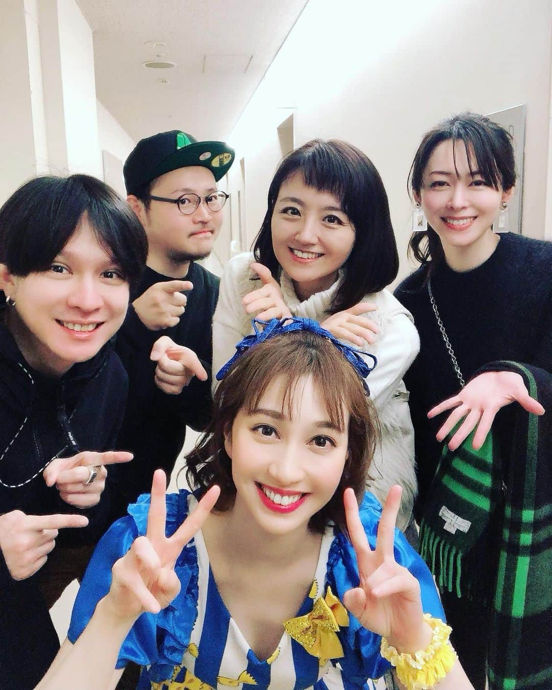 はいだしょうこさんのインスタグラム写真 - (はいだしょうこInstagram)「そして😊  ミュージカル「ひめゆり」でご一緒で、上原婦長役と、檜山さん役を演じられた、お二人✨  女優の 「はなたん」こと 「木村花代ちゃん」✨と、  俳優の 「ゆうちゃん」こと、 「風間由次郎」くん✨  そして、ご一緒した映画で、 「ヒロイン」を演じられた、 女優の 「えりたん」こと、 「森脇英理子」ちゃん✨  そして、ゆうちゃんのお友達、 「さんすい」さん😊✨  も来てくれたー‼️😆😆💓  大好きな仲間が来てくれるのは、 本当に嬉しい☺️✨  同じ作品で、 その時に仲良くなっても、その作品がおわったら、みんなまたお互いに違う仕事に行くから、スケジュールが合わなくなったりで、ずーっと繋がってるって、結構、難しかったりするんだよね。。。🤔  けど、 はなたんも、えりたんも、ゆうちゃんも😌 みんな、ずーっと繋がっていられてるから、本当にありがたいし、幸せ☺️✨  普段の私をよく知っているからか🤔😏 「しょうちゃんがお姉さんしてたー！！😆」ってみんな言ってた🤣🤣  えへへ🤤  みんなが応援にきてくれて、本当に嬉しかったなぁ。。。😆💓  忙しい中、本当にありがとう🥹💓  つづく⭐️  #おかあさんといっしょ #ファンターネがやってきた！ #ファミリーコンサート✨  #右から #森脇英理子　ちゃん #木村花代　ちゃん #さんすい　さん #風間由次郎　くん  #やっぱり仲間っていいね☺️💓 #大切な仲間✨ #私の大切で大好きな仲間、みんなも応援してね☺️✨」3月28日 23時57分 - haida_shoko