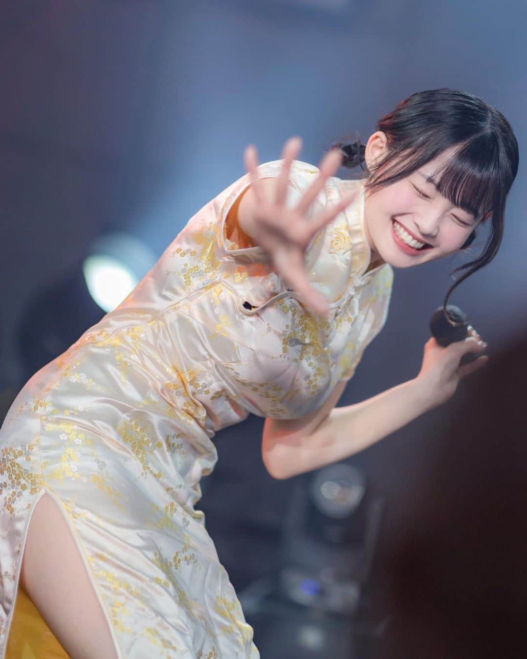 花咲ひよりのインスタグラム：「・　　 　　　　 　　 Twitterで好評だったのでインスタにも載せとく、、！　　 　　 　　 　　 チャイナ好きな人やっぱ多いんだなぁーって感じた！私はそんなんだけど、笑　　 　　 　　 　　 　　  #アイドル #アイドル衣装 #アイドル前髪 #アイドルヘア #アイドルメイク #黒髪 #黒髪ボブ #黒髪ミディアム #黒髪女子 #ぼぶ#ボブ #ボブアレンジ  #2つ結び #ツイン #ツインお団子 #ミニお団子 #お団子ヘアー #チャイナ #チャイナドレス #コスプレ #コスプレ女子 #タイトドレス」