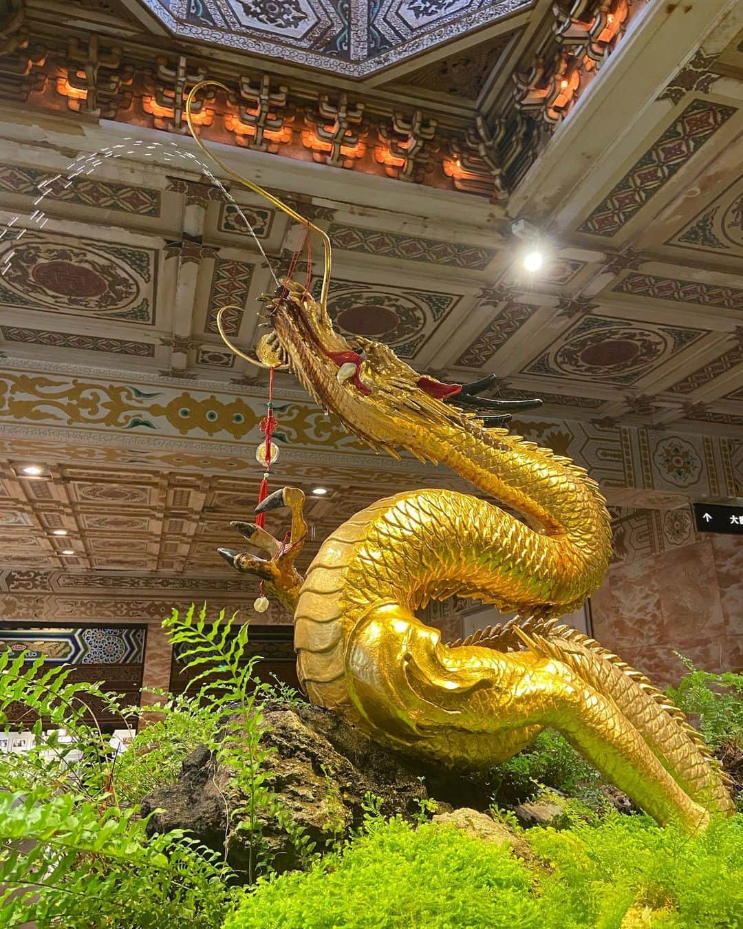 森下紀子のインスタグラム：「. 誕生日会の次の日から 台北&韓国旅行へ✈️  台北出身の友人が パワースポットに連れて行ってくれました  初日はグランドホテル（圓山大飯店） 龍穴（エネルギースポット）に建てられ ホテル自体がパワースポット  壁画や装飾などホテルの至る所には 20万匹超の龍が彫刻されています  中でも黄金の『百年金龍』は ご利益があるとされ 大切にされてきた龍だそう🐉✨  #台北グランドホテル  #百年金龍 #台北パワースポット巡り #投稿がおいついてませんw」