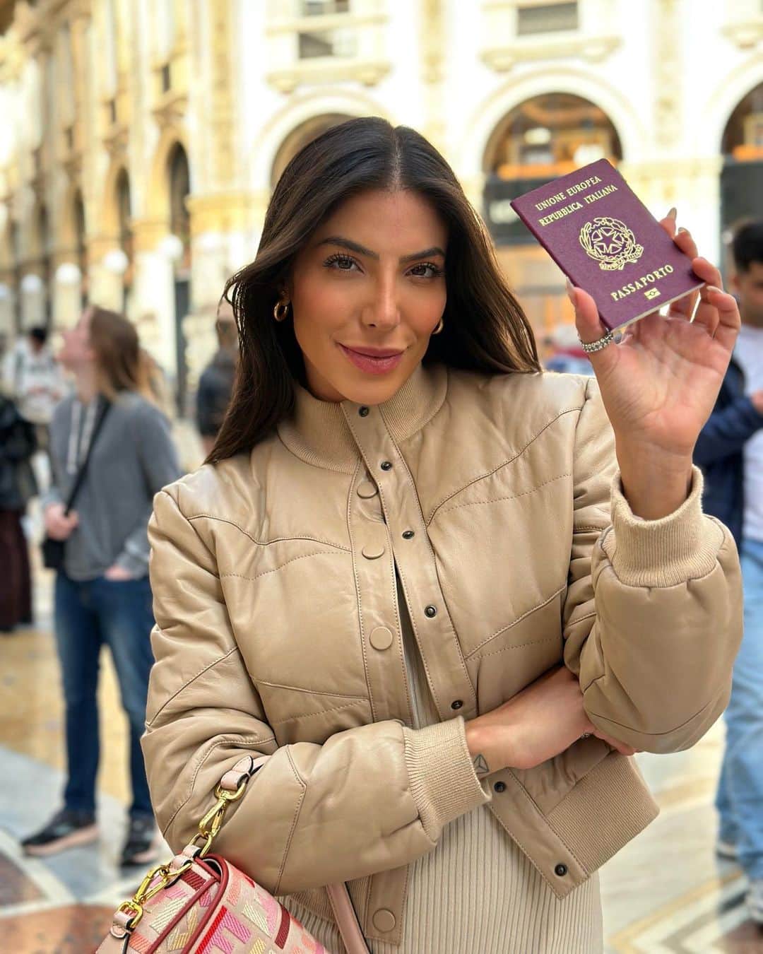 Rachel Apollonioのインスタグラム：「Ciao amici ☺️ Quem aí tem interesse em saber se tem direito a cidadania italiana? Precisa de ajuda pra encontrar seu antepassado italiano? Ou pra encontrar certidões italianas/brasileiras? Ou precisa de uma assessoria de confiança pra te ajudar no processo de reconhecimento da cidadania italiana? 💚🤍❤️ O passaporte italiano abre muitas portas! Minha mae e meu “pai2” tem uma assessoria pra isso! ➡️ @giramondo21 ⬅️   @marthaapollonio @reginaldopaschoalini  Esse reconhecimento tem varias etapas, entao é muito importante ter alguem te assessorando… eles te passam todas as opções possíveis, pra quem quer tirar vindo pra Italia, ou tirar sem sair do Brasil mesmo…  Segurança, sigilo, confiança e respeito! 🇮🇹❤️ @giramondo21」