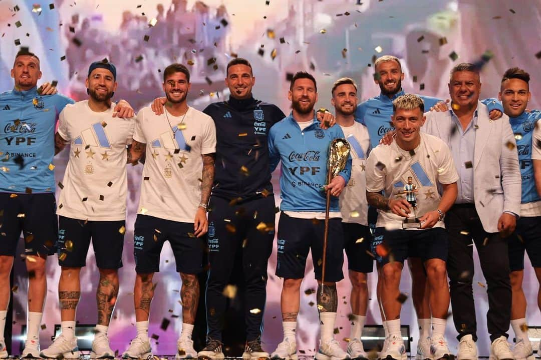 ニコラス・タグリアフィコのインスタグラム：「Otra gran noche, gracias @conmebol por el reconocimiento a nuestra selección!! 🇦🇷🏆」