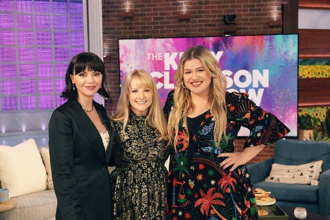 メリッサ・ラウシュのインスタグラム：「Had so much fun on the @kellyclarksonshow 💗 Such a lovely time talking with @riccigrams & @kellyclarkson Check it out today!  Thanks and all the ♥️’s to: Stylist: @hayley_atkin_  Make-up: @barbi_fonte  Hair: @jenniferguerrerohair  Color: @eddie_cook  Dress: @rebeccavallance」