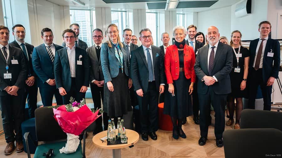 のインスタグラム：「Central banks must keep up with digital innovation to ensure payments are dependable and the financial system remains stable.  The new @bankforintlsettlements Innovation Hub centres in Frankfurt and Paris will play a key role in coordinating and designing the future of digital banking.  Photo by Dirk Claus/ECB」