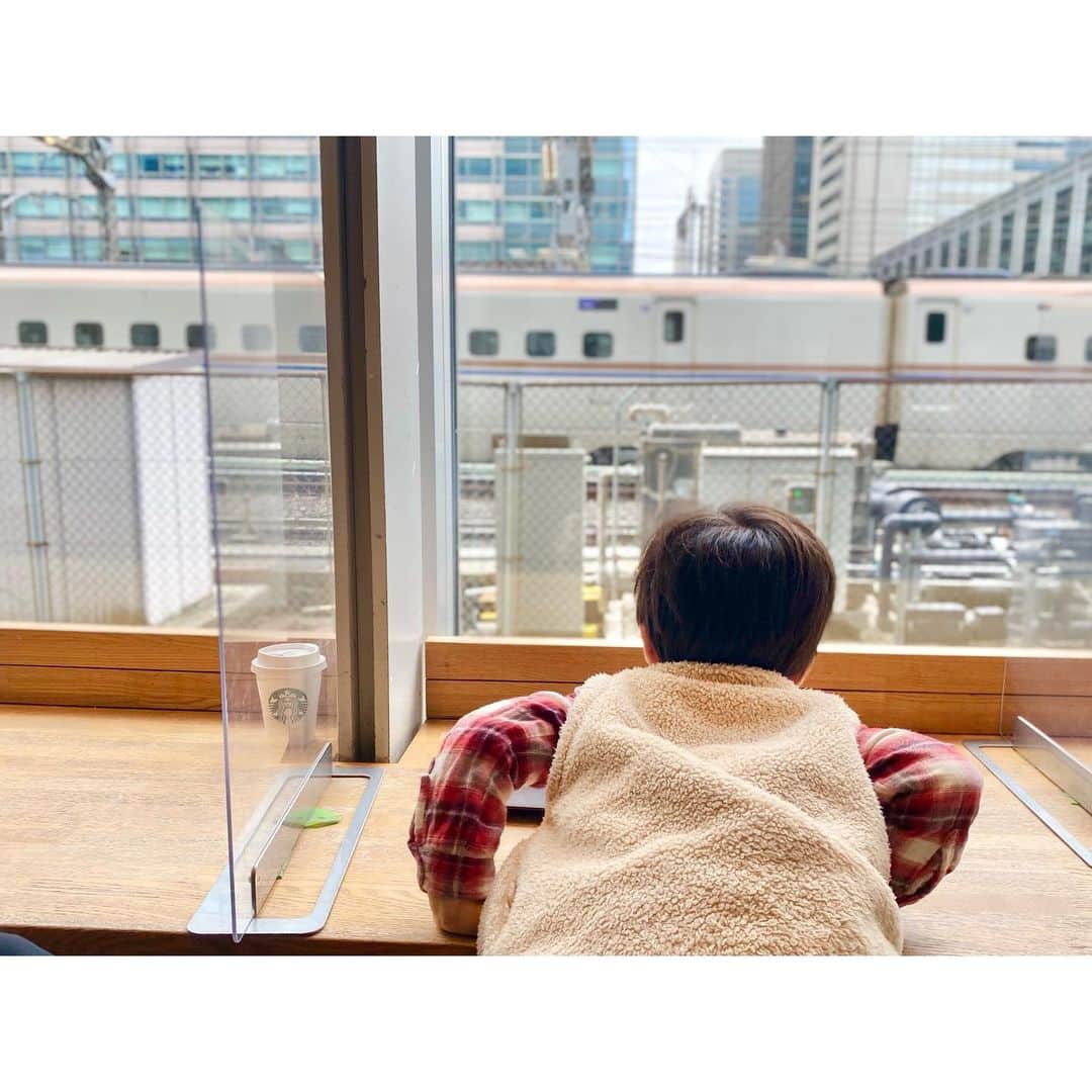鬼頭由芽のインスタグラム：「・ 先週末は兵庫から 私の父母が来ていたので 昨日は東京駅までお見送りに。  ついでに鉄道好きの聖地という サピアタワーのスタバに朝ごはんを食べに。  思ったより目の前に新幹線が来て これは大人も大興奮😳😳😳 息子も大好きな新幹線を見ながら 美味しいヨーグルトを食べられてさぞ幸せだったことでしょう。  イチ小鉄母として こういう「電車よく見えるスポット」みたいなのは常にリサーチ中😇 良きところがあれば教えてください😇  最近息子の趣味を面白がって 電車の話多めにUPしてしまっていたために 友人に「ゆめちゃんの新番組のレコレールって鉄道番組なん？」と言われました。  たしかに！ レールとか！ 言ってるしね！！！！ プラレール的な、ね！！！！  注⚠️ちがいます😌 色んな話題と音楽を取り上げる 幅広い方に聞いてもらえる番組になるはずです。笑  レコレール＝スペイン語で 寄り道しながら歩き回る、巡る、旅するという意味。 忙しい毎日の中で 幸せな心の寄り道ができる番組になればいいなと個人的には思っています😌❤️  電車の話もするかもしれないけどね！！！笑」