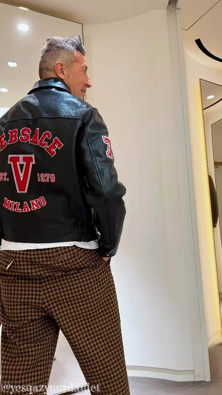 パンツェッタ・ジローラモのインスタグラム：「#versace #gianniversace #superversace #versaceginzaboutique #versaceleatherjacket #jacket #I saw the Versace leather jacket and fell in love #love #dream #dreamcomestrue #fellinlove #tokyo #namikidori #italia #italy #japan #tokyo #fashionblogger #fashionista #fashionstyle #super」