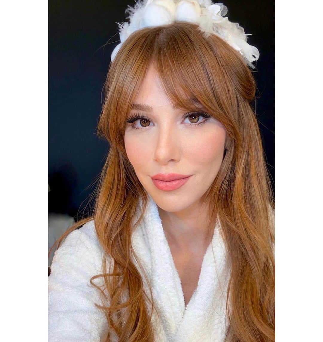 Elcin Sanguのインスタグラム：「Çok güzel şeyler çektik beklemede kalın @elcinsangu 🧡#elçinsangu @dunyatekbizikimiz #hamiyetakpinar #molped」