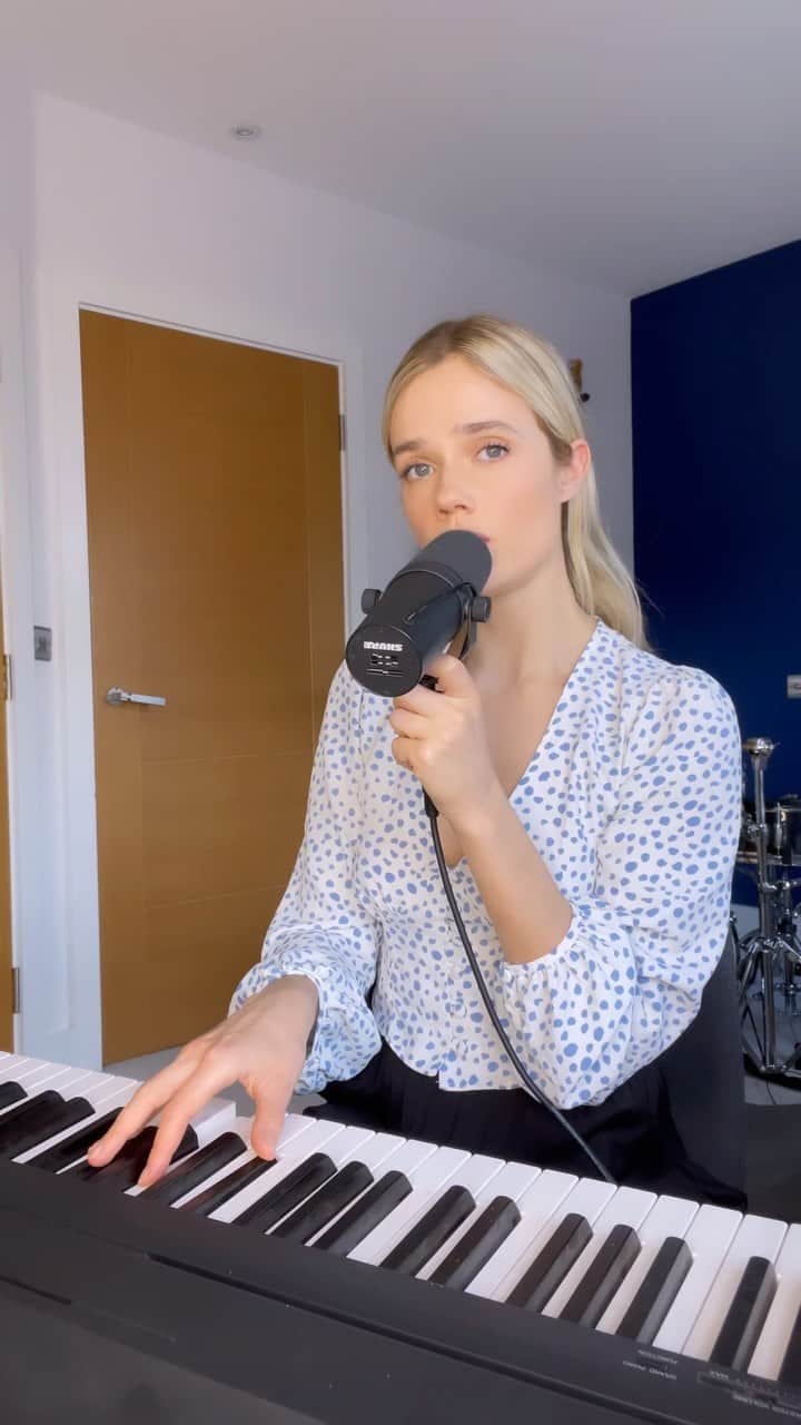 フローリーのインスタグラム：「A little something I’ve been working on…😌  #newmusic #musician」