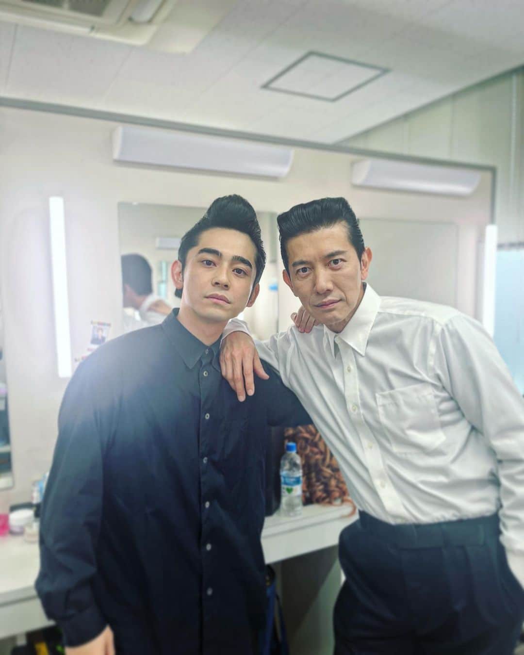 盛岡豊のインスタグラム：「頭の形は違えど、思いは同じ。 ようやく現場で会えた、事務所仲間の南北斗。 お互い頑張ろうぜ！  ってか、次は絡みがありますように。。。  #キングオージャー #アッカ #南北斗 #ドゥーガ #リーゼント同好会」