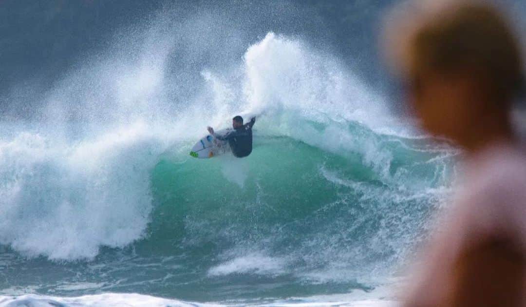 アドリアーノ・デ・ソウザのインスタグラム：「Feliz de voltar a surfar ondas pesadas 🙅🏻👮🏽‍♂️🦅 📸 @ederfotosevideosesportivos」