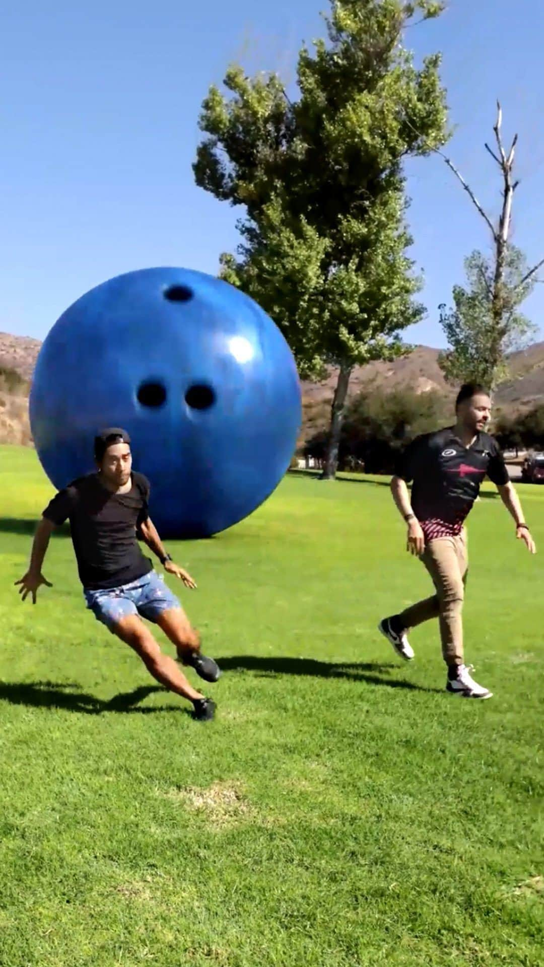 ザック・キングのインスタグラム：「Backyard bowling w/ @jbelmo」