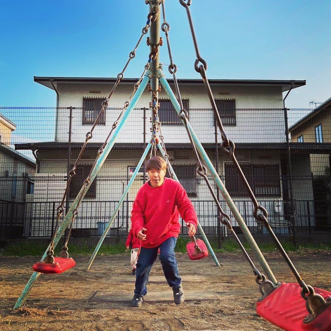 横尾初喜さんのインスタグラム写真 - (横尾初喜Instagram)「週末の公園遊び。 ①華麗にブランコを避けれると豪語し ②流れるような動きで ③しっかりぶつかり内股 ※子供達の笑いがとれて満足です  #家族時間」3月29日 1時17分 - hatsukiyokoo