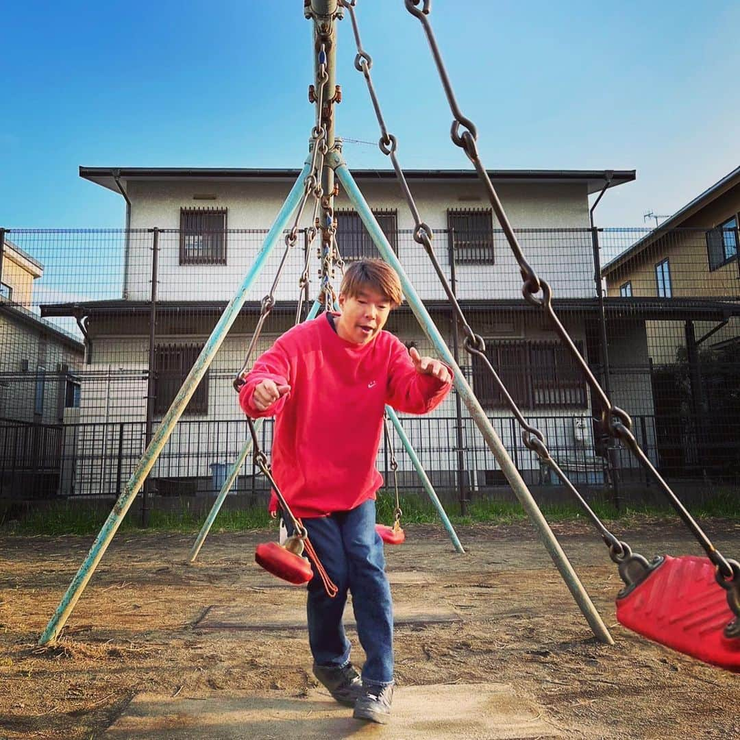 横尾初喜さんのインスタグラム写真 - (横尾初喜Instagram)「週末の公園遊び。 ①華麗にブランコを避けれると豪語し ②流れるような動きで ③しっかりぶつかり内股 ※子供達の笑いがとれて満足です  #家族時間」3月29日 1時17分 - hatsukiyokoo