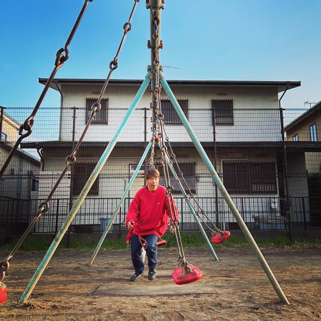 横尾初喜のインスタグラム：「週末の公園遊び。 ①華麗にブランコを避けれると豪語し ②流れるような動きで ③しっかりぶつかり内股 ※子供達の笑いがとれて満足です  #家族時間」