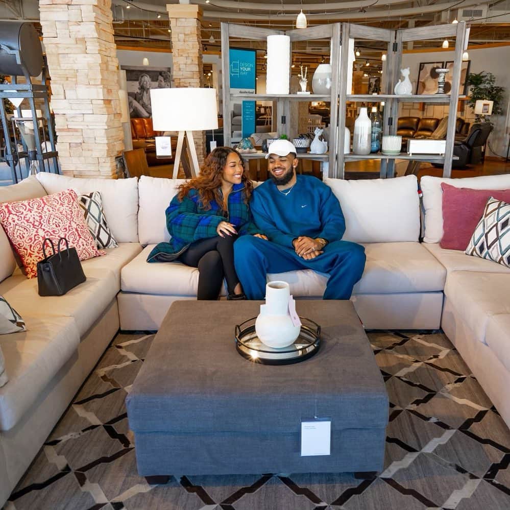 ジョーディン・ウッズのインスタグラム：「With all these Minnesota trips, I had to reach out to our friends at @Slumberland_furniture to help make the house more comfortable! Excited to kick back and relax with @karltowns 🤍#slumberlandfurniture #slumberlandstyle」