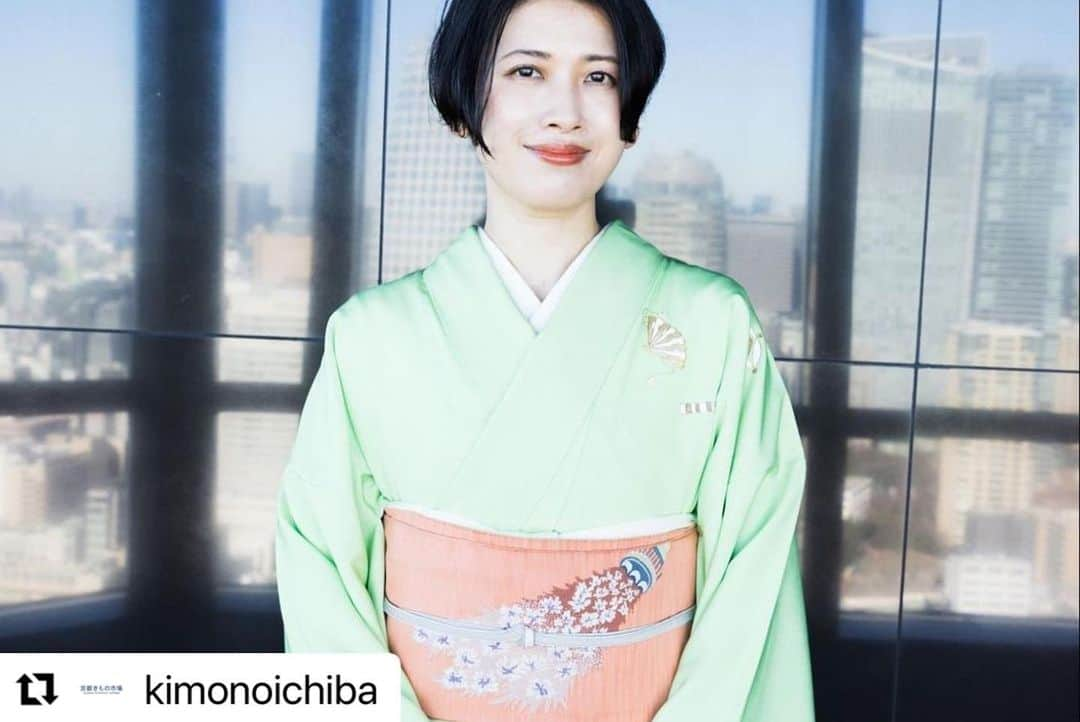 岡田育さんのインスタグラム写真 - (岡田育Instagram)「3 of 3 interview articles about my kimono journey are all out now! . #Repost @kimonoichiba with @use.repost ・・・ ⁡ 文筆家 #岡田育 さん @okadaic ⁡ インタビュー後編 ⁡ ✨きものと【new!】 着物でつなぐ”斜めのシスターフッド” https://www.kimonoichiba.com/media/column/939/ ⁡ 数々の著作を執筆し女性の共感を呼んでいる文筆家・岡田育さん。 インタビュー後編では、著書で語られている”斜めのシスターフッド”と着物についてお話をお伺いします。 ⁡ → @kimonoichiba よりどうぞ！ ⁡ 薬真寺 香さんの着物スタイリング連載第5弾！ @___mameka_ ⁡ 文章 @greenery_aoba 撮影 @minami.camera ⁡ 撮影協力 「東京タワーで、あいましょう。」計画 @tta_keikaku ⁡ 特別協力 株式会社TOKYO TOWER @tokyotower_official ⁡ #東京タワー #きものと #きもの #きものコーディネート #着物 #着物コーディネート #京都きもの市場」3月29日 1時36分 - okadaic