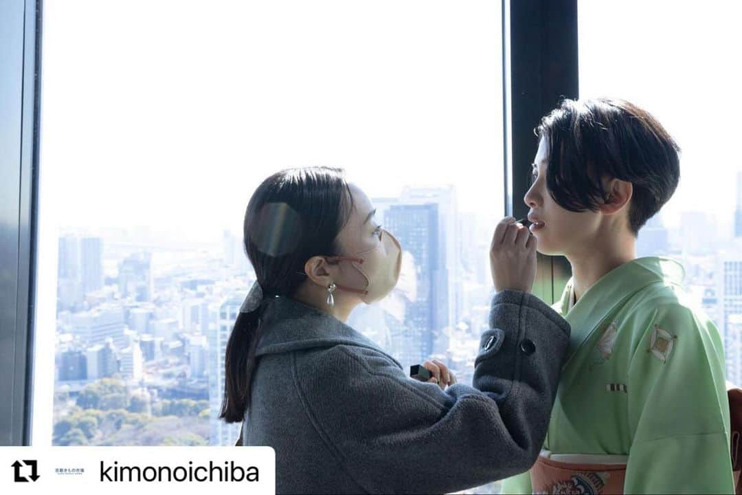 岡田育さんのインスタグラム写真 - (岡田育Instagram)「3 of 3 interview articles about my kimono journey are all out now! . #Repost @kimonoichiba with @use.repost ・・・ ⁡ 文筆家 #岡田育 さん @okadaic ⁡ インタビュー後編 ⁡ ✨きものと【new!】 着物でつなぐ”斜めのシスターフッド” https://www.kimonoichiba.com/media/column/939/ ⁡ 数々の著作を執筆し女性の共感を呼んでいる文筆家・岡田育さん。 インタビュー後編では、著書で語られている”斜めのシスターフッド”と着物についてお話をお伺いします。 ⁡ → @kimonoichiba よりどうぞ！ ⁡ 薬真寺 香さんの着物スタイリング連載第5弾！ @___mameka_ ⁡ 文章 @greenery_aoba 撮影 @minami.camera ⁡ 撮影協力 「東京タワーで、あいましょう。」計画 @tta_keikaku ⁡ 特別協力 株式会社TOKYO TOWER @tokyotower_official ⁡ #東京タワー #きものと #きもの #きものコーディネート #着物 #着物コーディネート #京都きもの市場」3月29日 1時36分 - okadaic