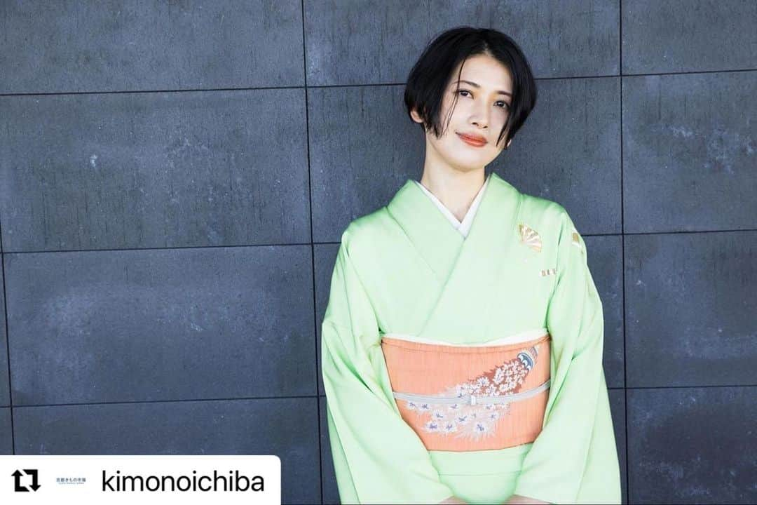 岡田育さんのインスタグラム写真 - (岡田育Instagram)「3 of 3 interview articles about my kimono journey are all out now! . #Repost @kimonoichiba with @use.repost ・・・ ⁡ 文筆家 #岡田育 さん @okadaic ⁡ インタビュー後編 ⁡ ✨きものと【new!】 着物でつなぐ”斜めのシスターフッド” https://www.kimonoichiba.com/media/column/939/ ⁡ 数々の著作を執筆し女性の共感を呼んでいる文筆家・岡田育さん。 インタビュー後編では、著書で語られている”斜めのシスターフッド”と着物についてお話をお伺いします。 ⁡ → @kimonoichiba よりどうぞ！ ⁡ 薬真寺 香さんの着物スタイリング連載第5弾！ @___mameka_ ⁡ 文章 @greenery_aoba 撮影 @minami.camera ⁡ 撮影協力 「東京タワーで、あいましょう。」計画 @tta_keikaku ⁡ 特別協力 株式会社TOKYO TOWER @tokyotower_official ⁡ #東京タワー #きものと #きもの #きものコーディネート #着物 #着物コーディネート #京都きもの市場」3月29日 1時36分 - okadaic